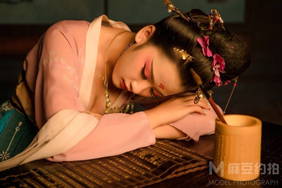 情绪模特