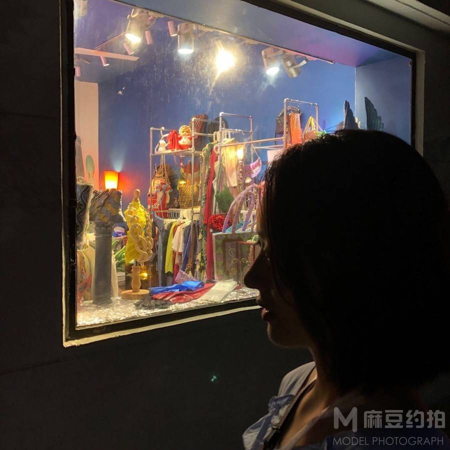 情绪模特