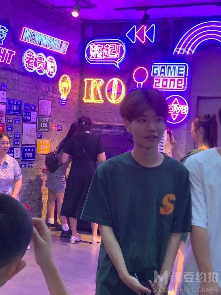 情绪模特