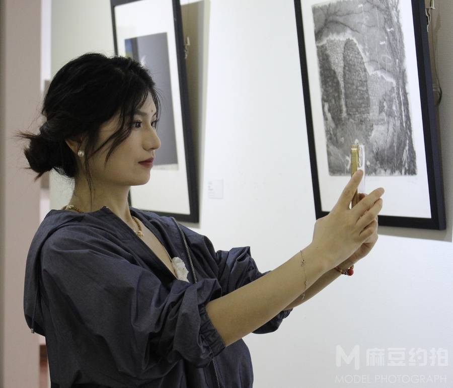 情绪模特