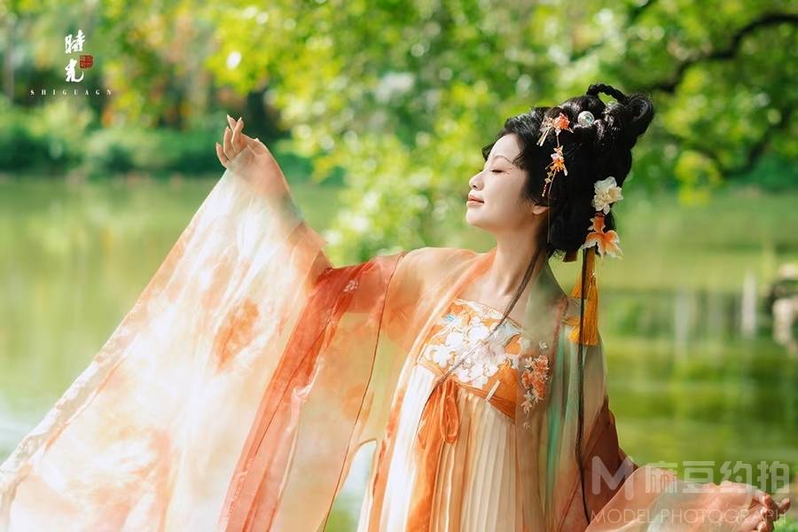 情绪模特