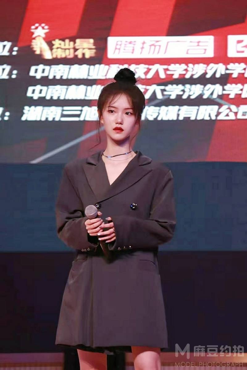 情绪模特