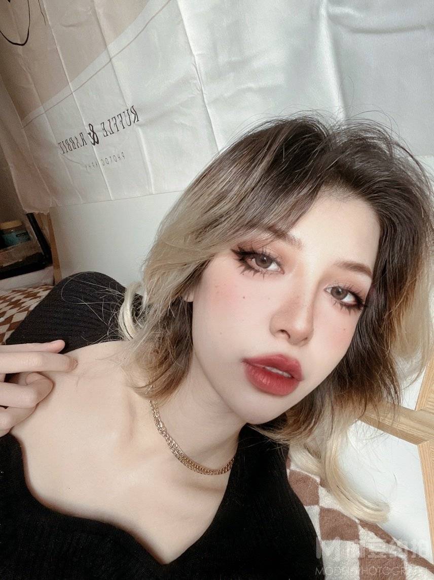 黑白模特