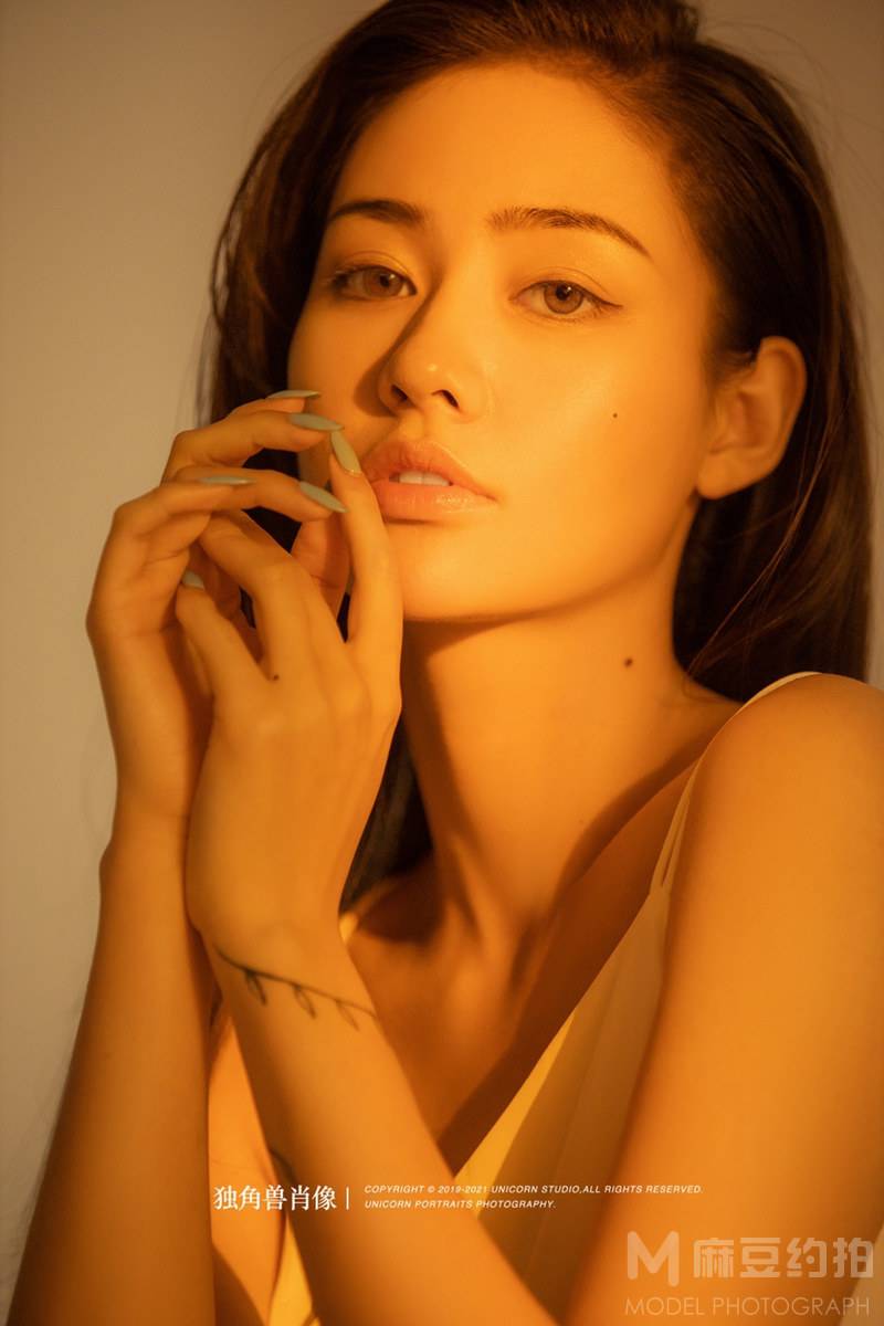 情绪模特