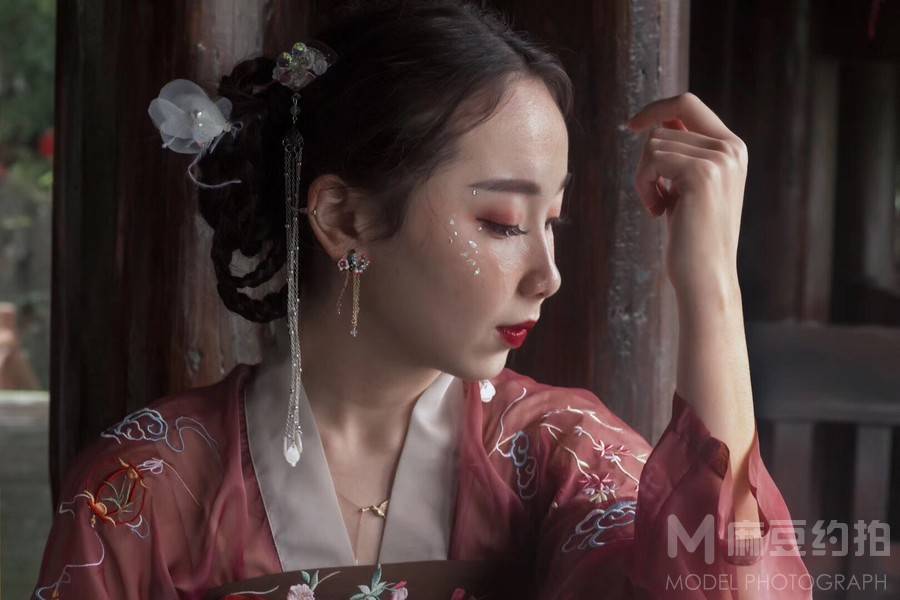 情绪模特