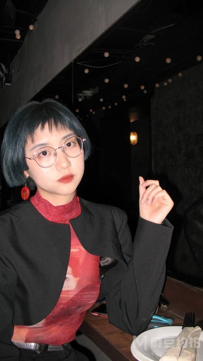情绪模特
