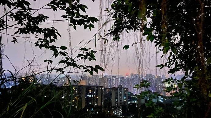 烈士墓地铁站附近