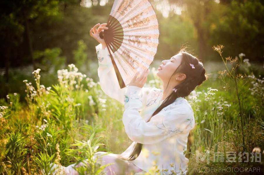 情绪模特