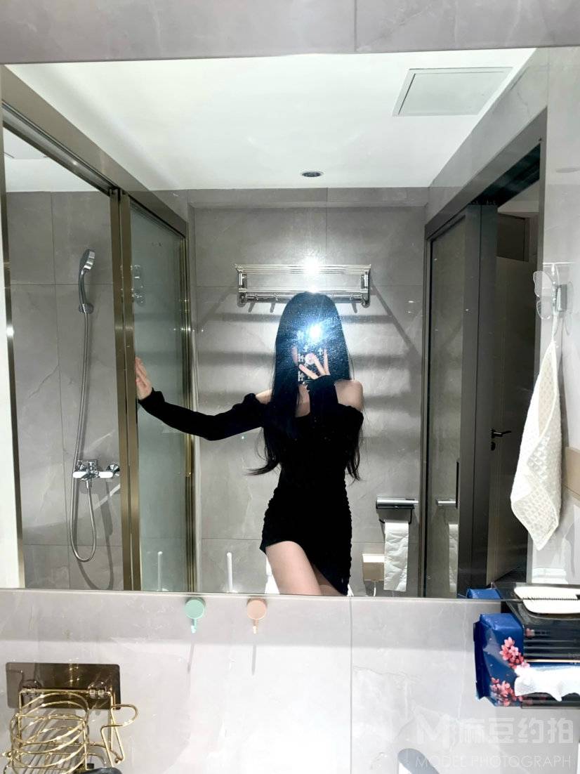 黑白模特