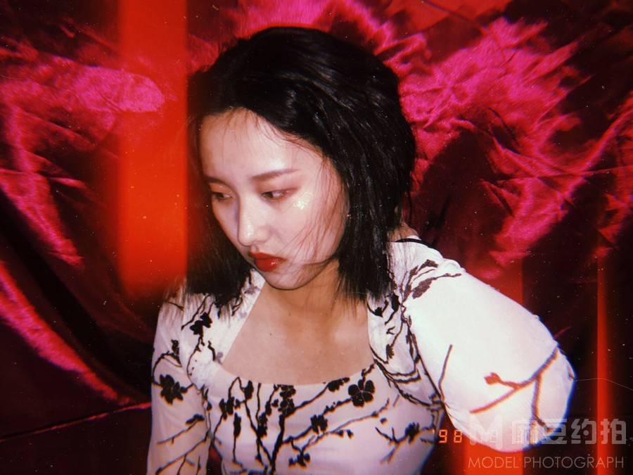 情绪模特