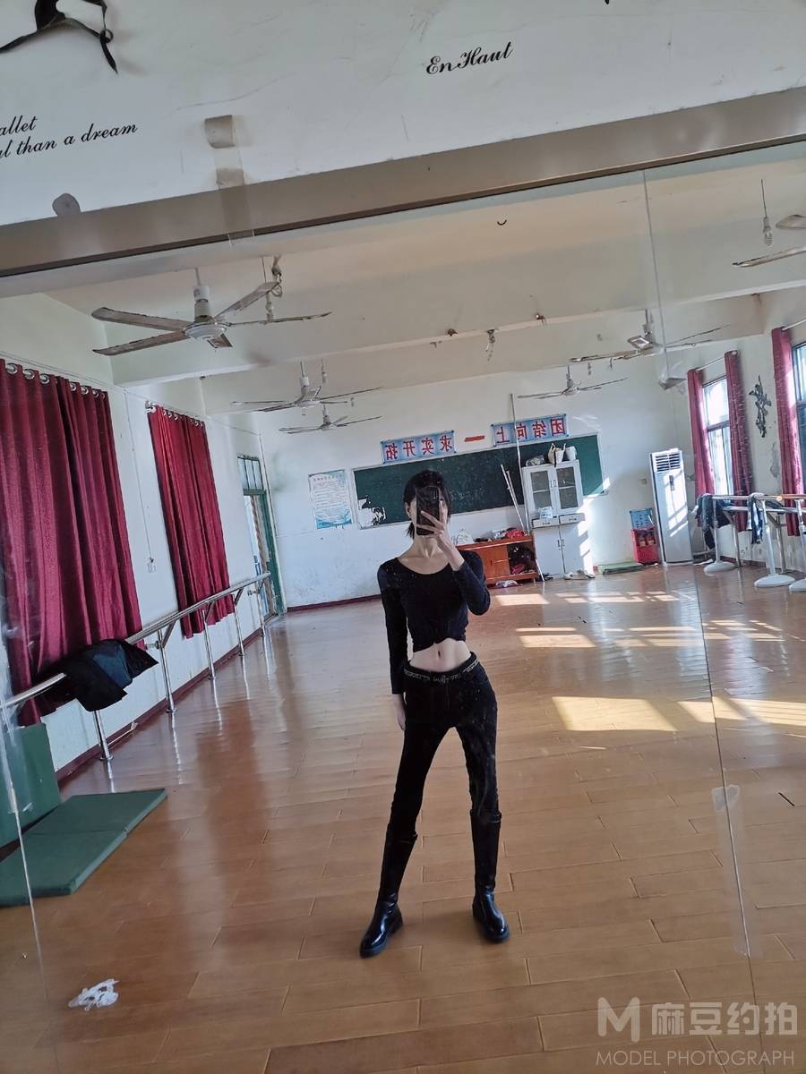 黑白模特