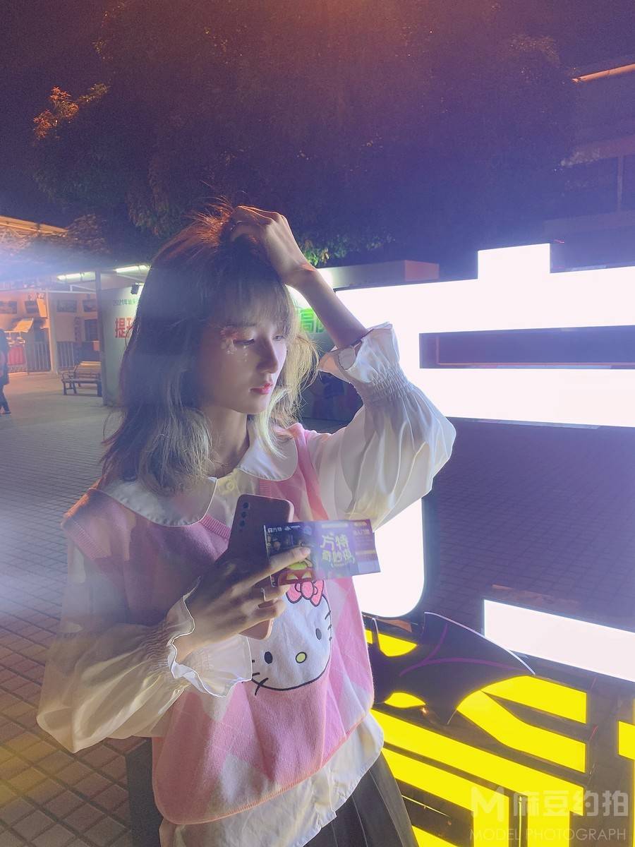 情绪模特