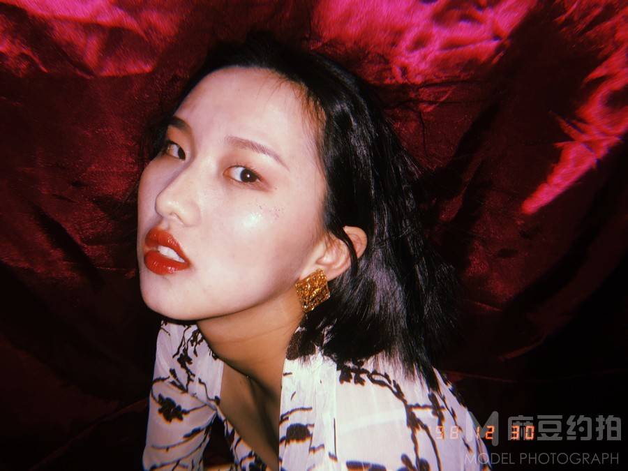 情绪模特