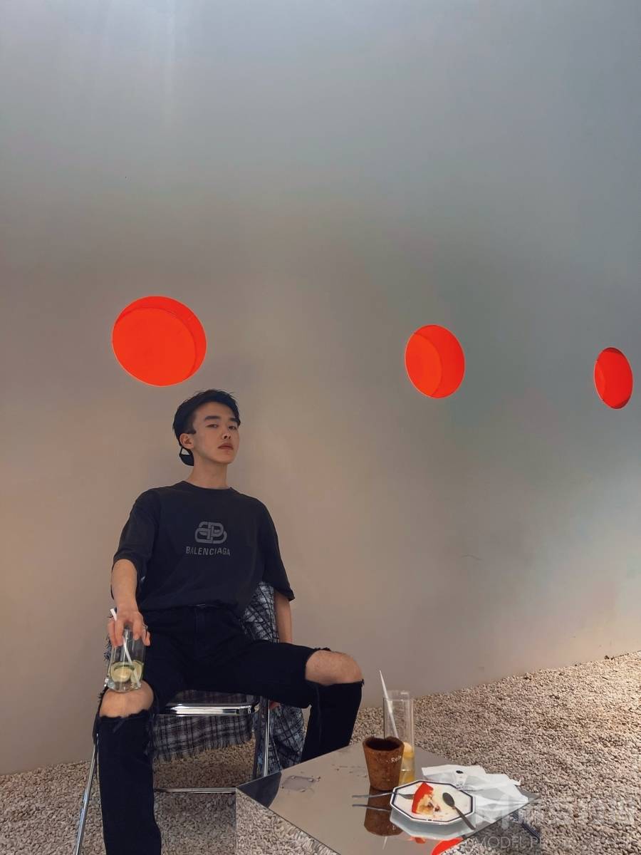 情绪模特
