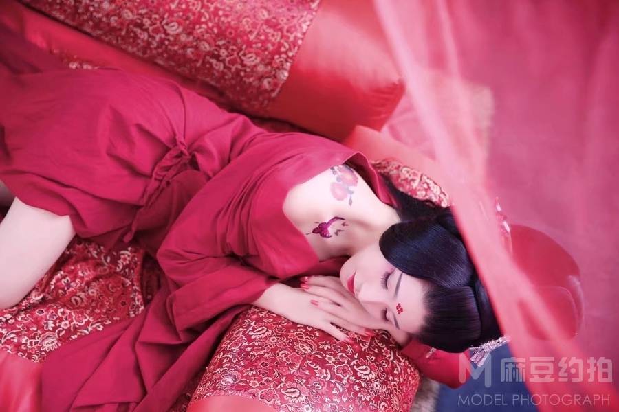 情绪模特