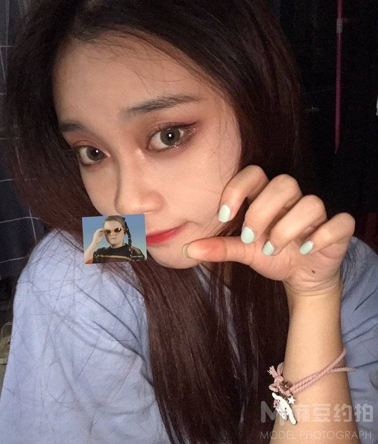 情绪模特