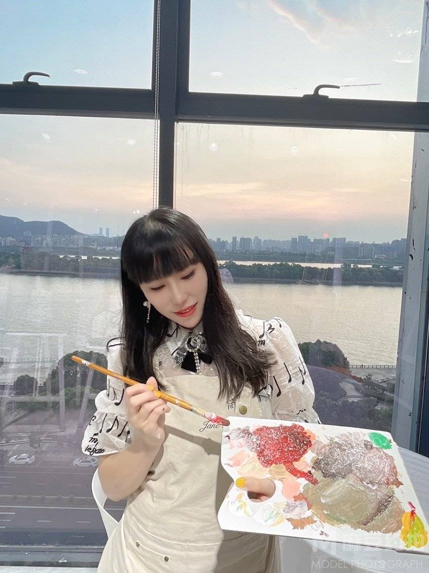 情绪模特