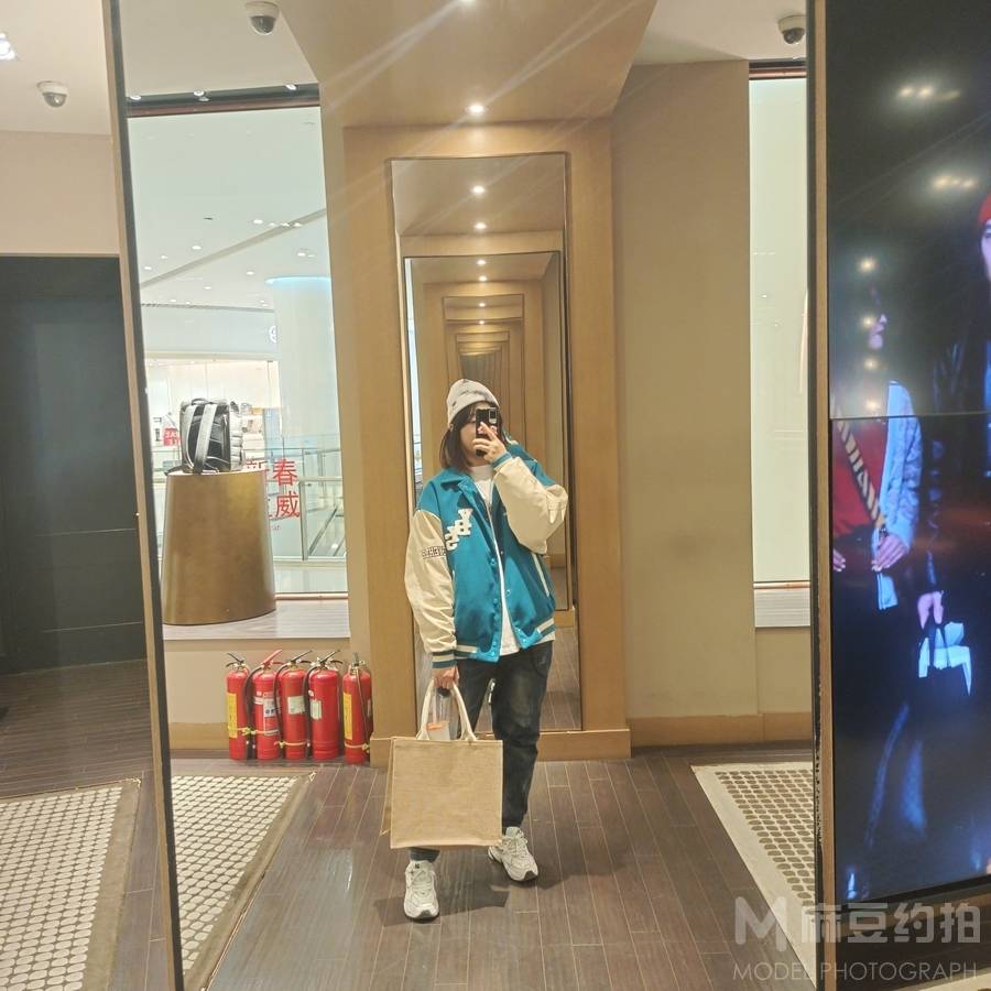 情绪模特