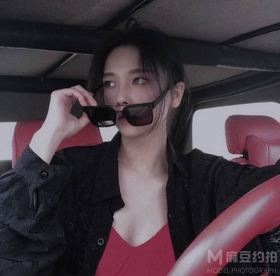 黑白模特