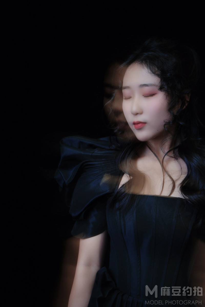 黑白模特