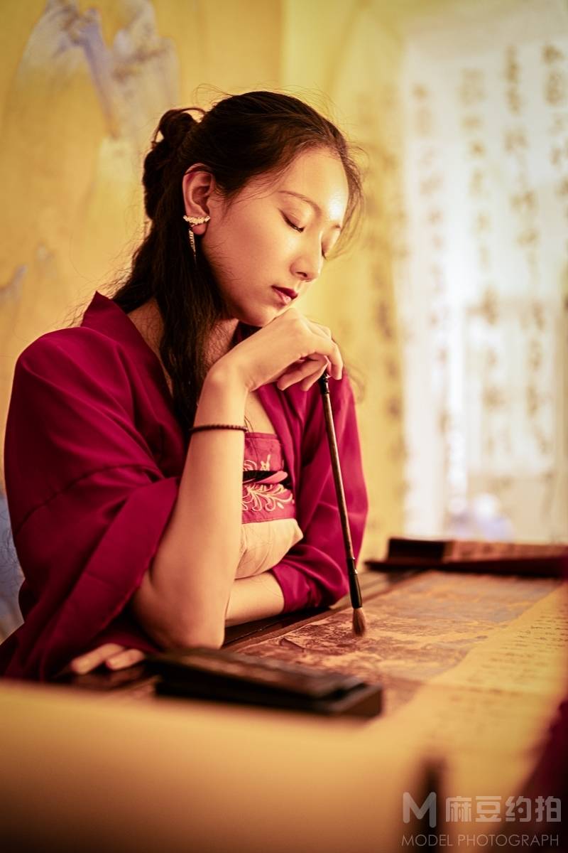 情绪模特