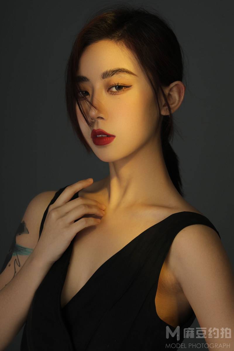 情绪模特