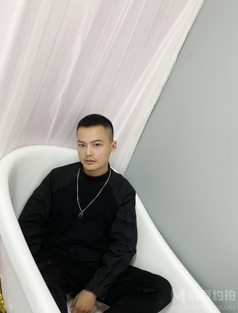 黑白模特