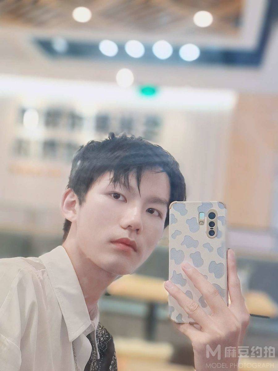 情绪模特