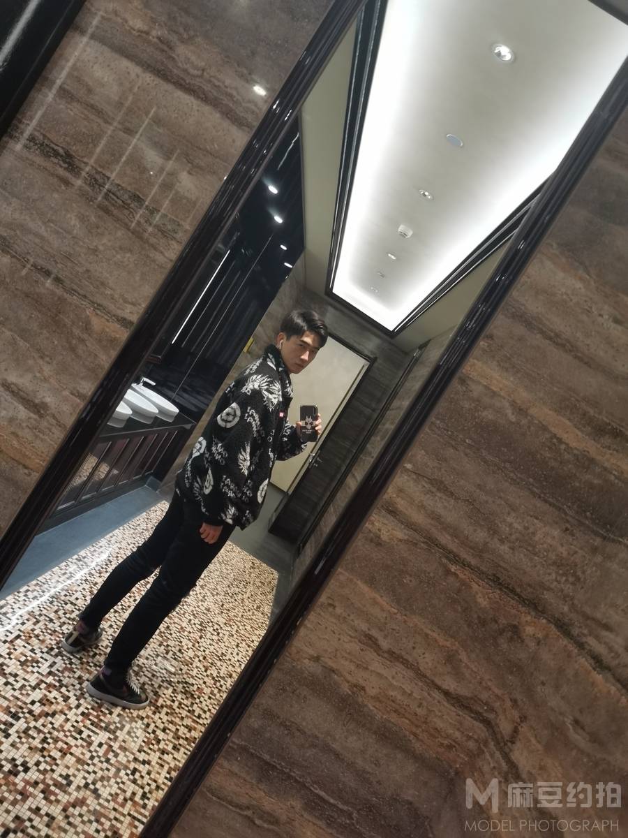 黑白模特