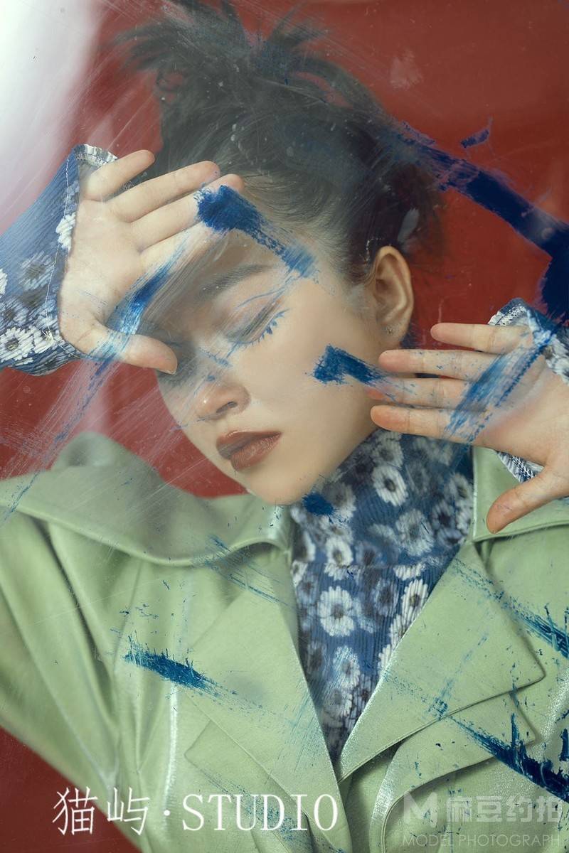 情绪模特
