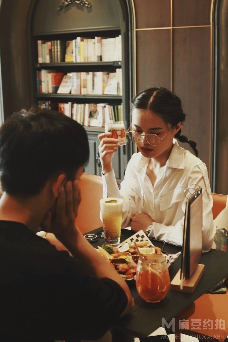 情绪模特