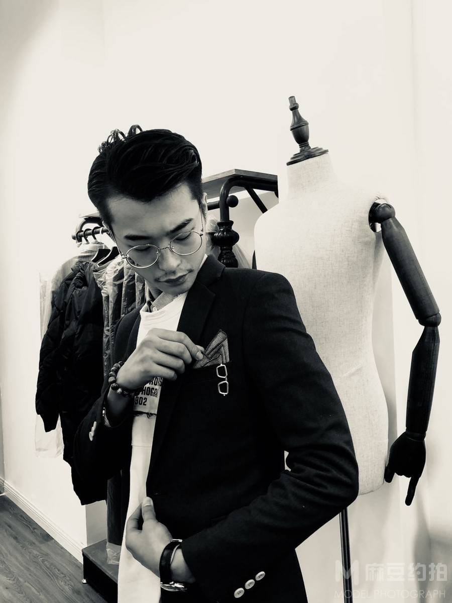 黑白模特