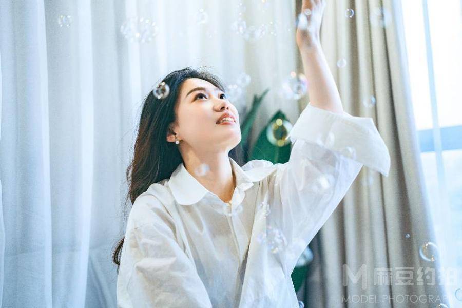 情绪模特