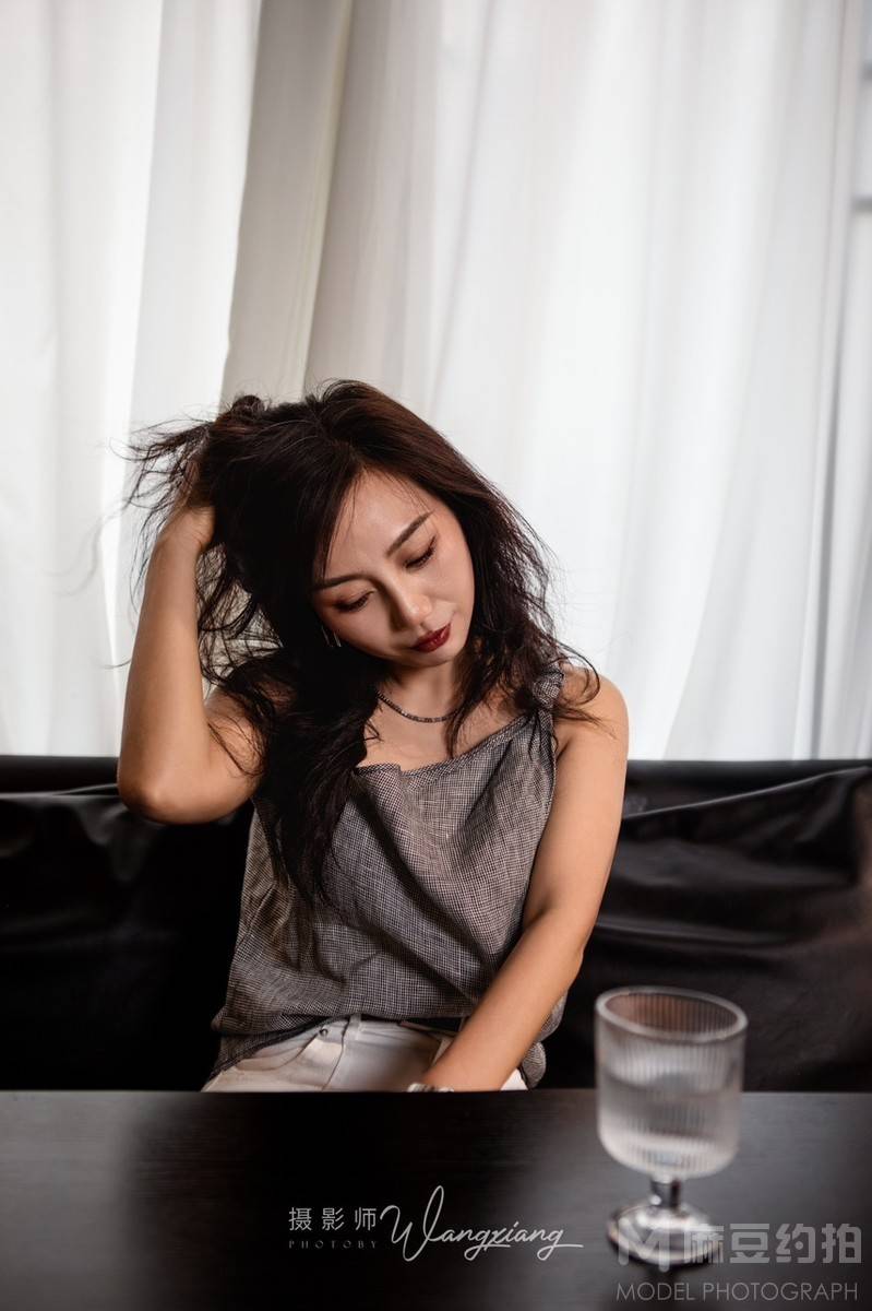 情绪模特
