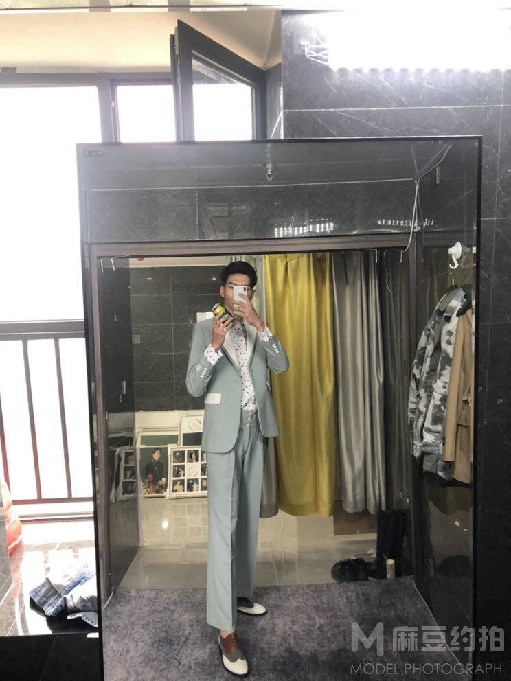 情绪模特