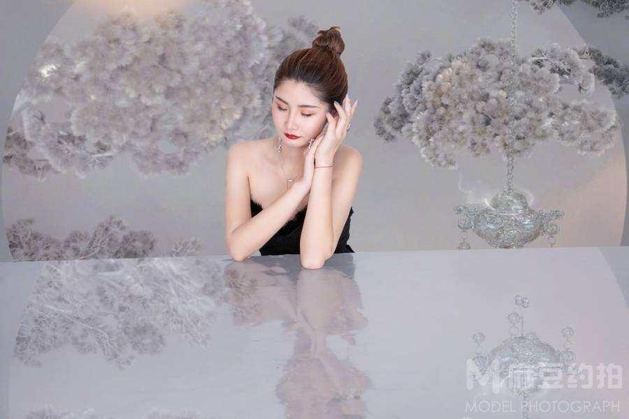 情绪模特