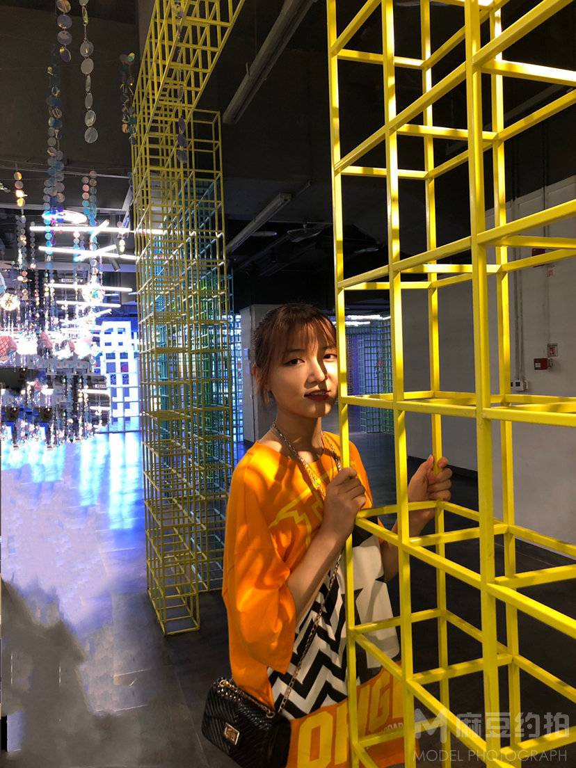 情绪模特