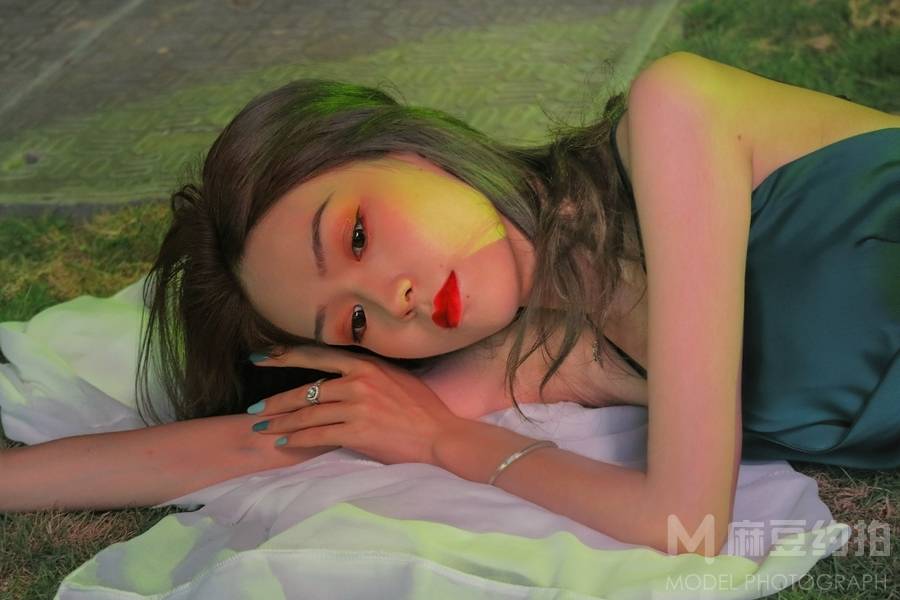 情绪模特