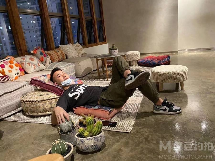 情绪模特