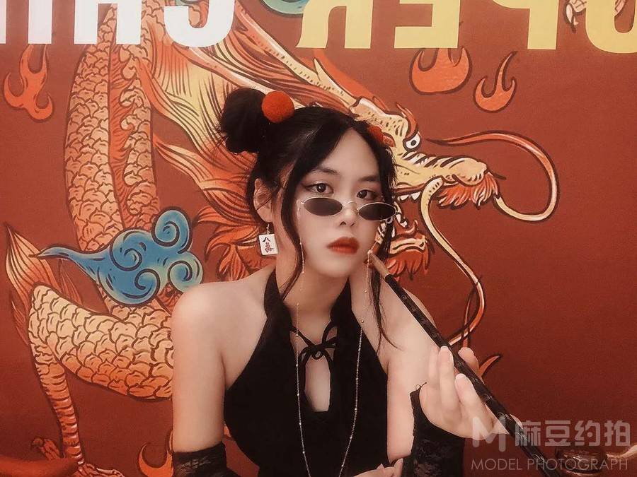 情绪模特