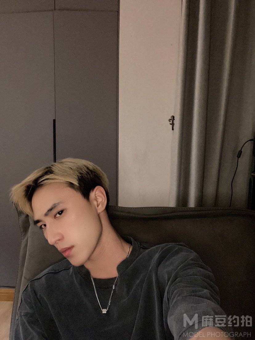 黑白模特