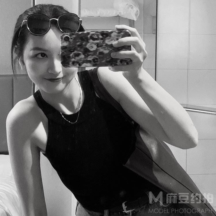 黑白模特