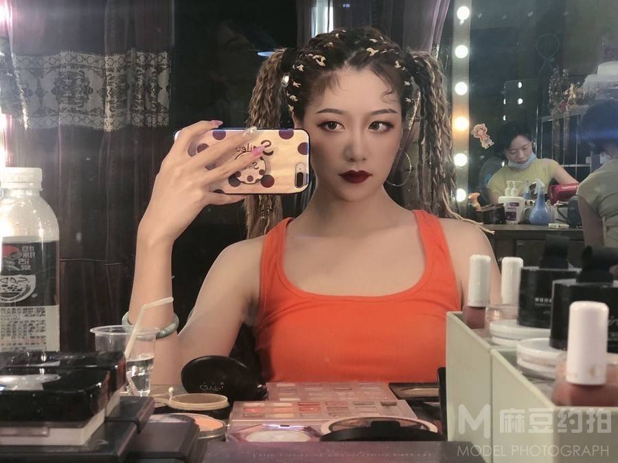情绪模特