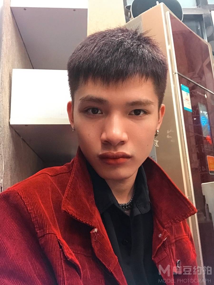 黑白模特