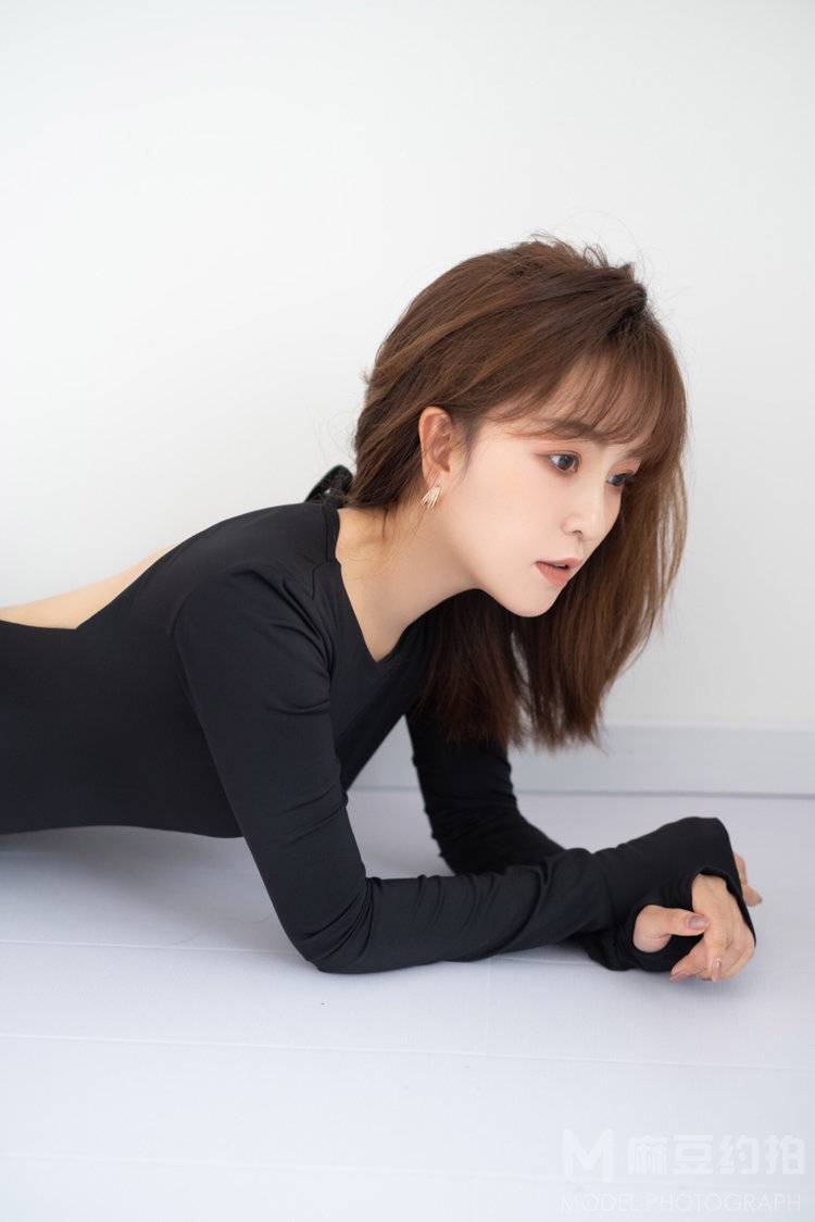 黑白模特