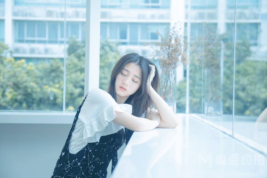 情绪模特
