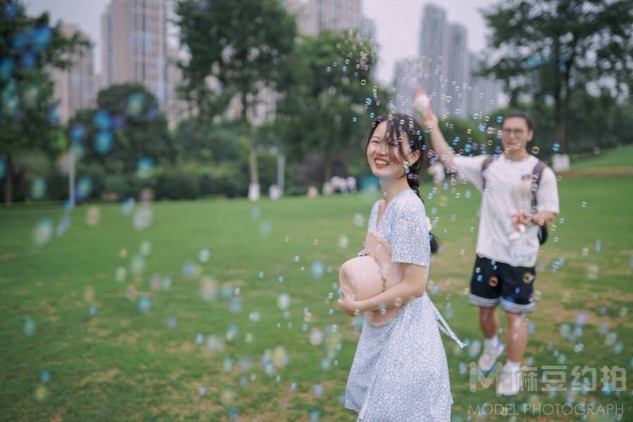 情绪模特