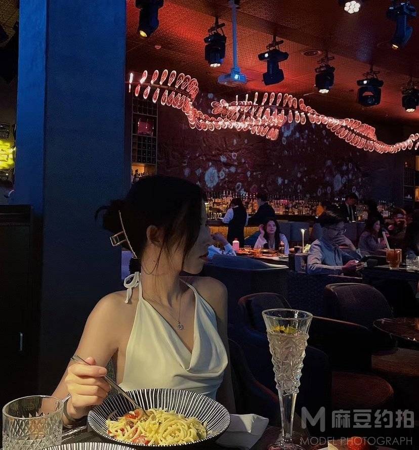 黑白模特