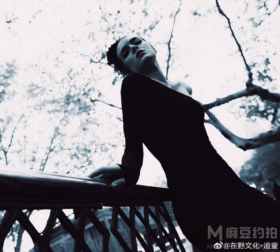 黑白模特