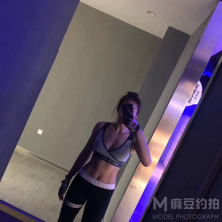 黑白模特